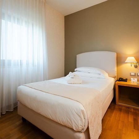 Hotel Touring 카르피 외부 사진