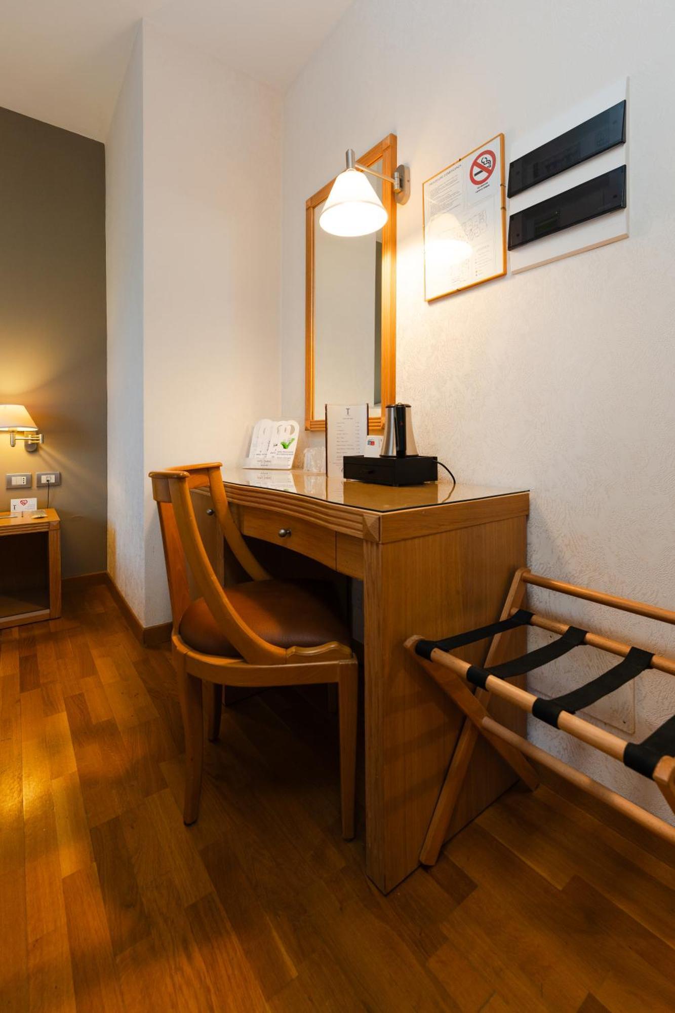 Hotel Touring 카르피 외부 사진