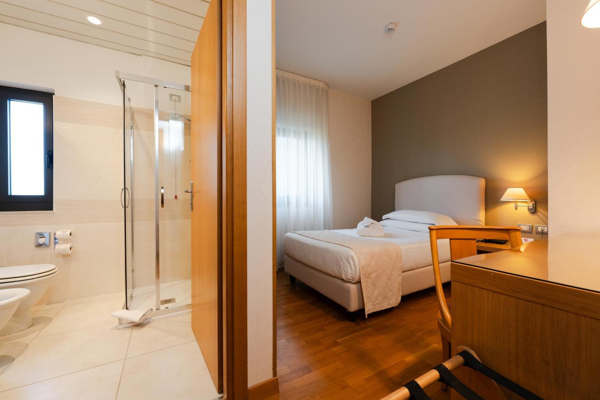 Hotel Touring 카르피 외부 사진