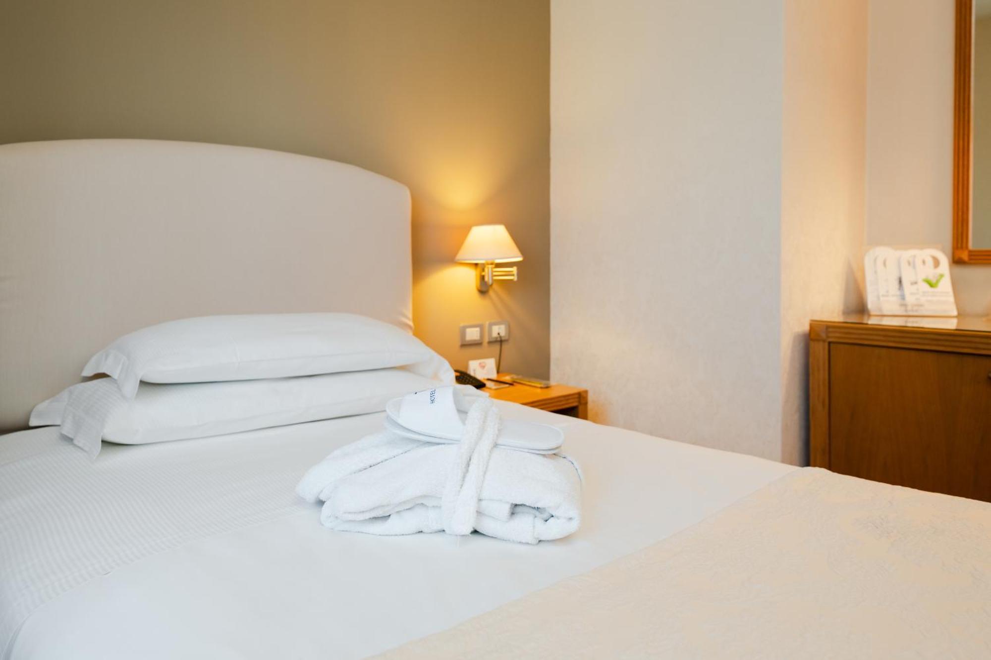Hotel Touring 카르피 외부 사진
