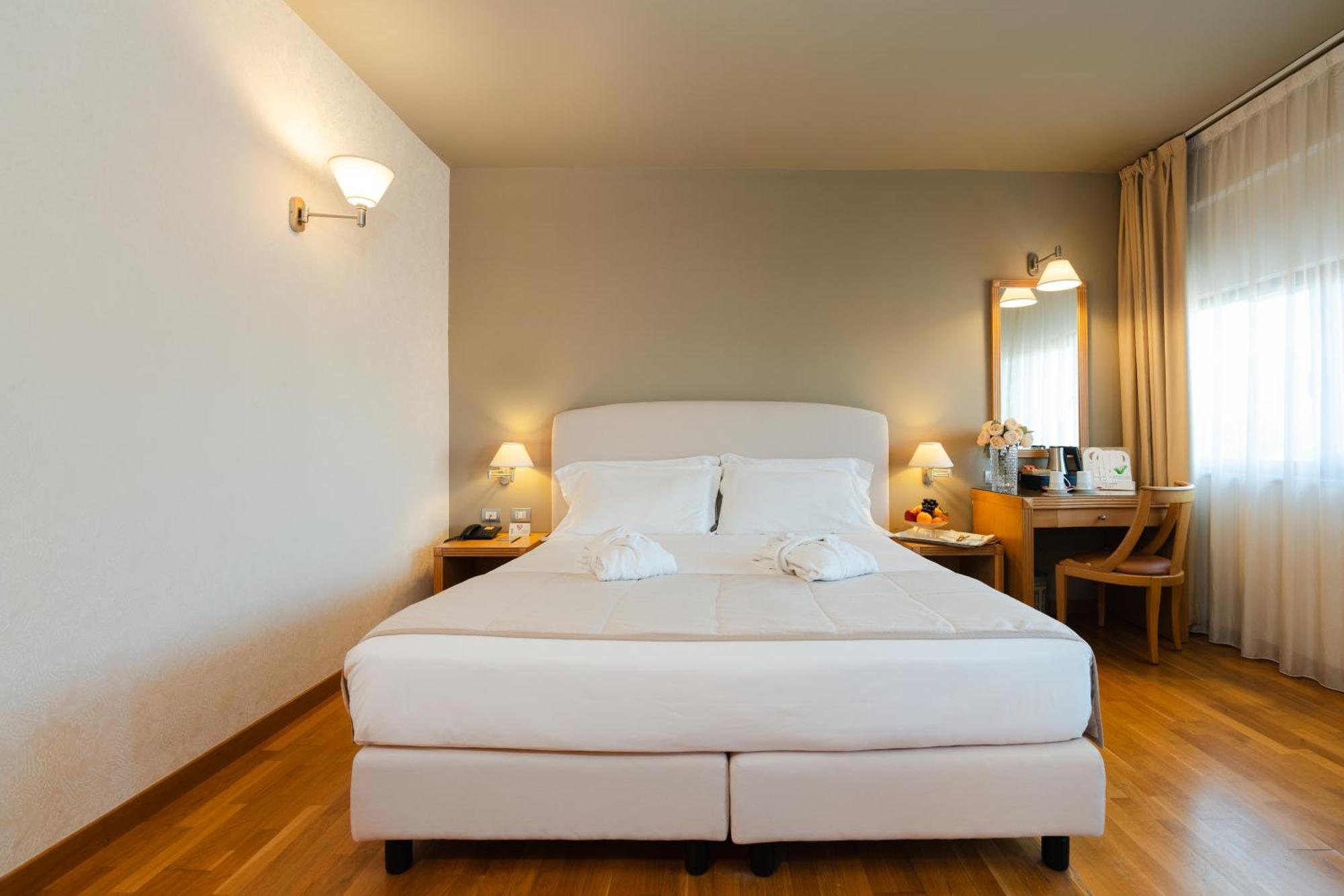 Hotel Touring 카르피 외부 사진