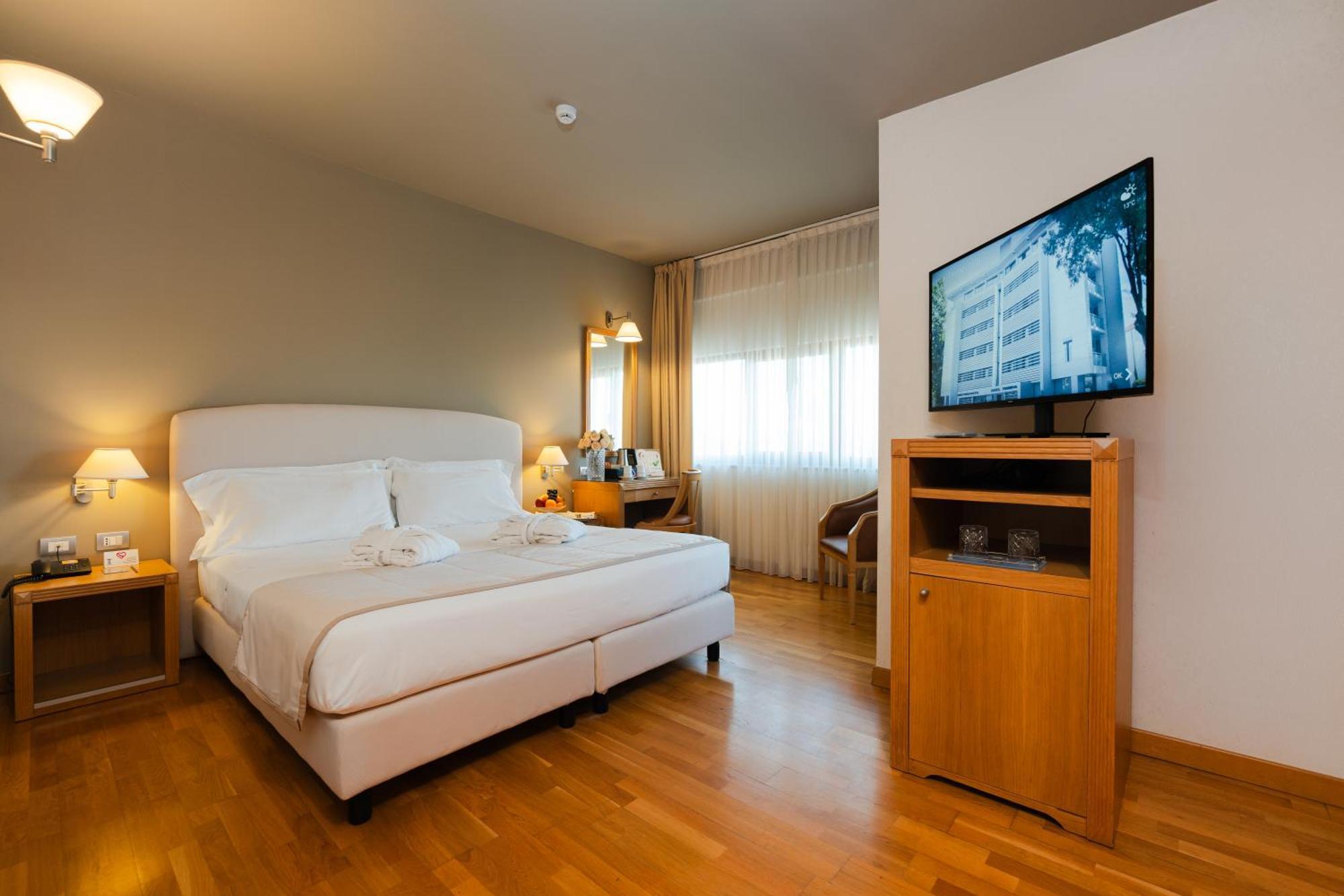 Hotel Touring 카르피 외부 사진