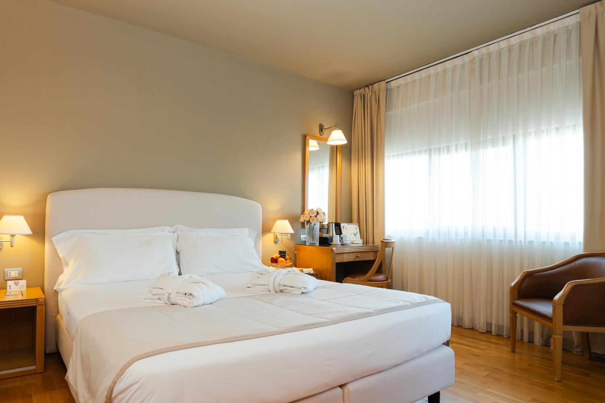 Hotel Touring 카르피 외부 사진