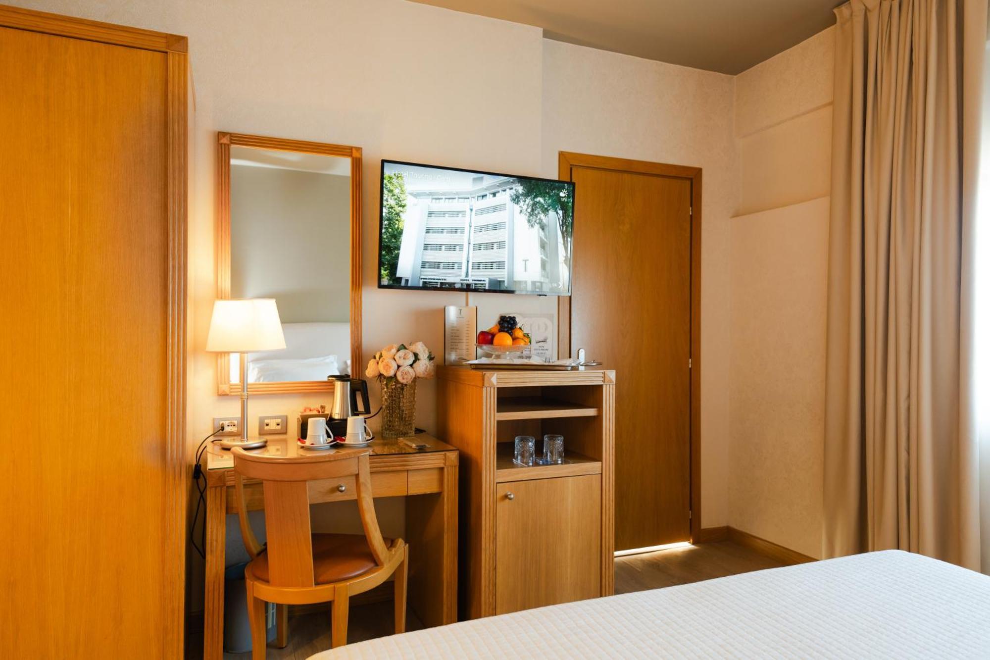 Hotel Touring 카르피 외부 사진