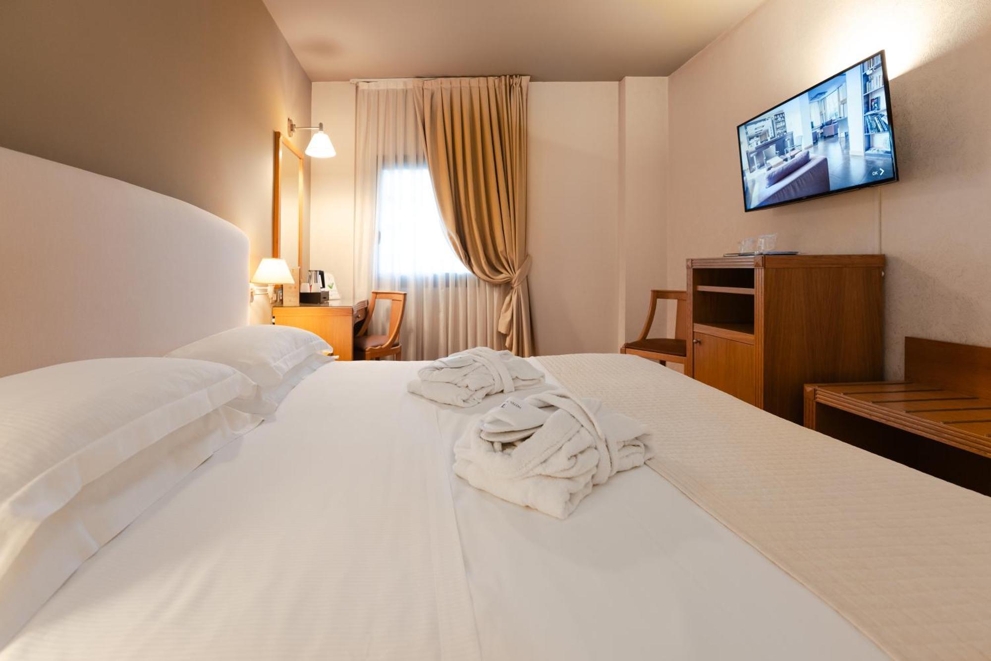 Hotel Touring 카르피 외부 사진