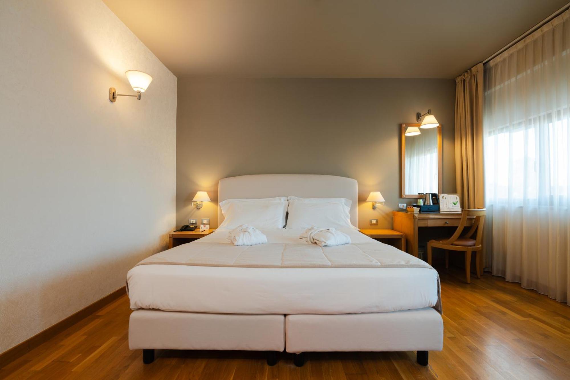 Hotel Touring 카르피 외부 사진