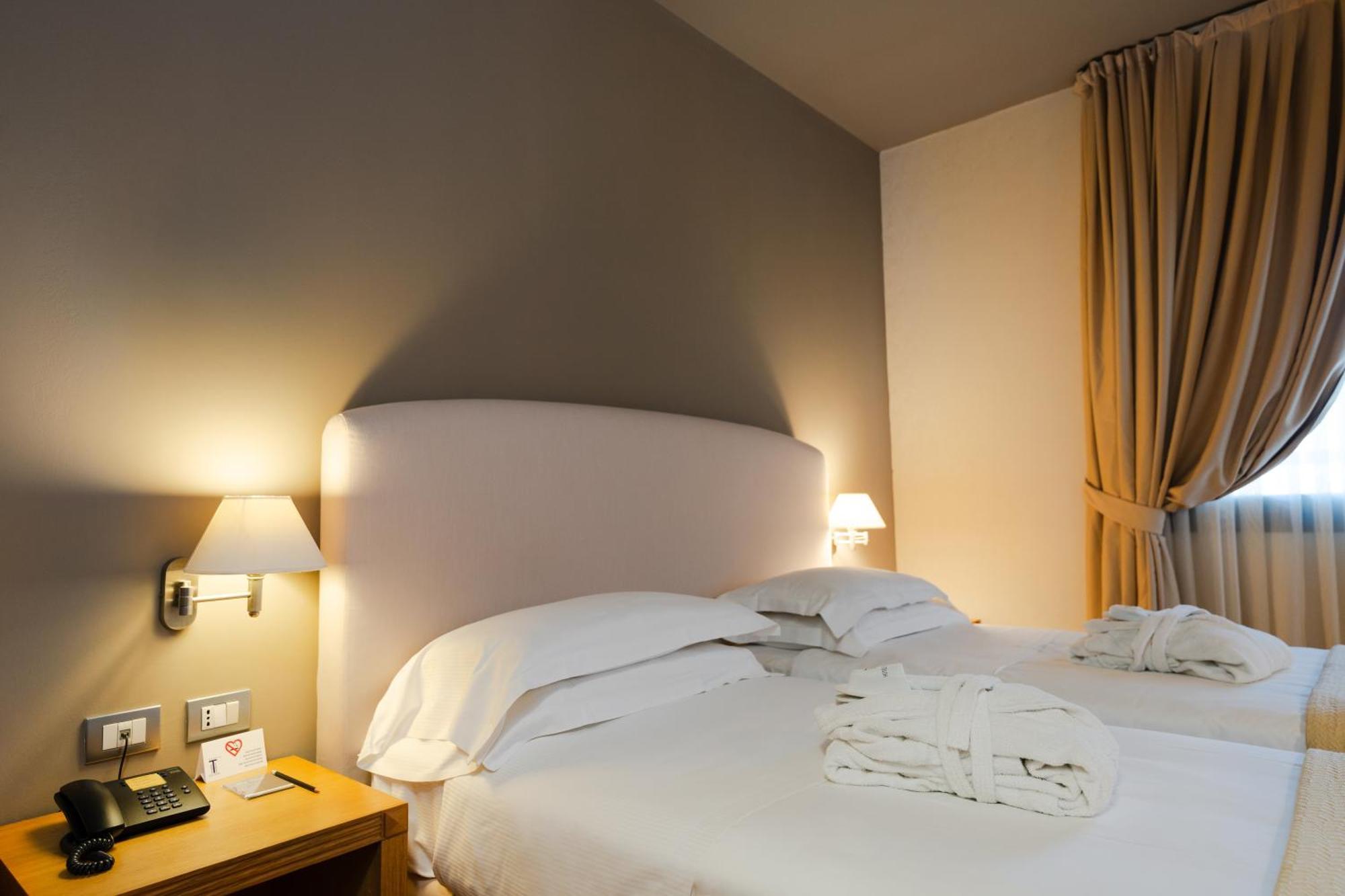 Hotel Touring 카르피 외부 사진