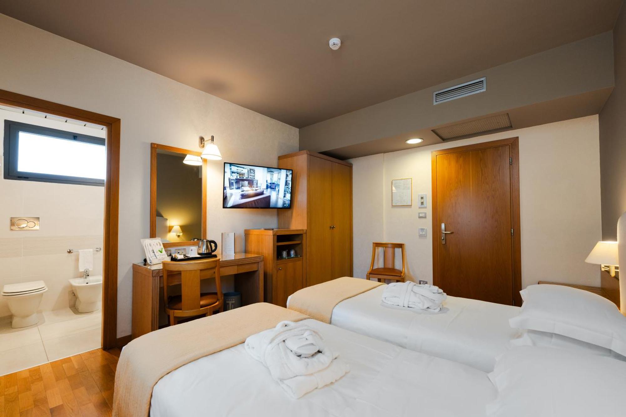 Hotel Touring 카르피 외부 사진