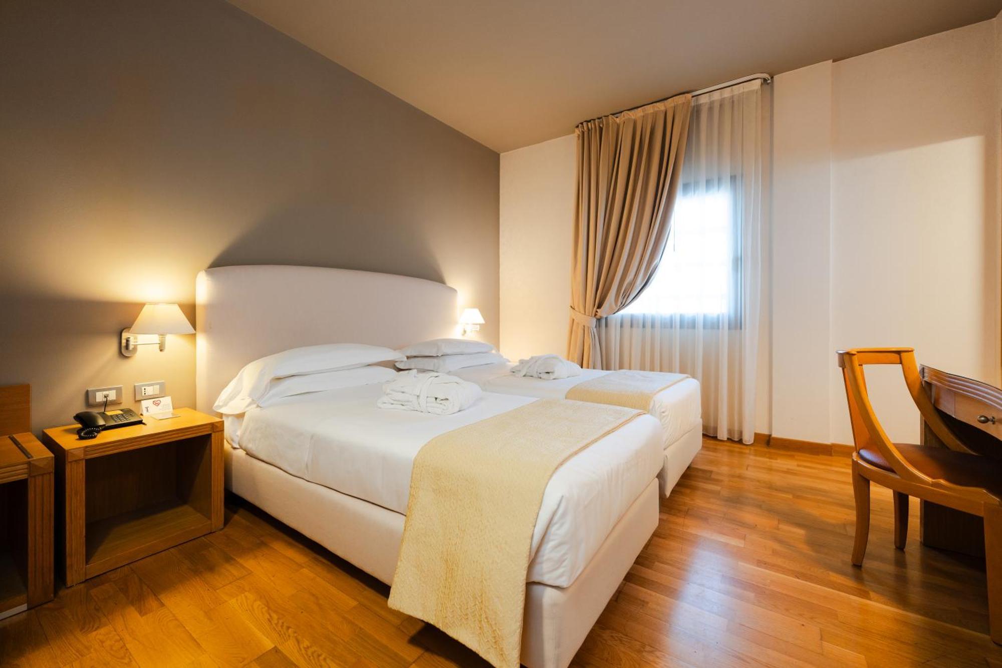 Hotel Touring 카르피 외부 사진