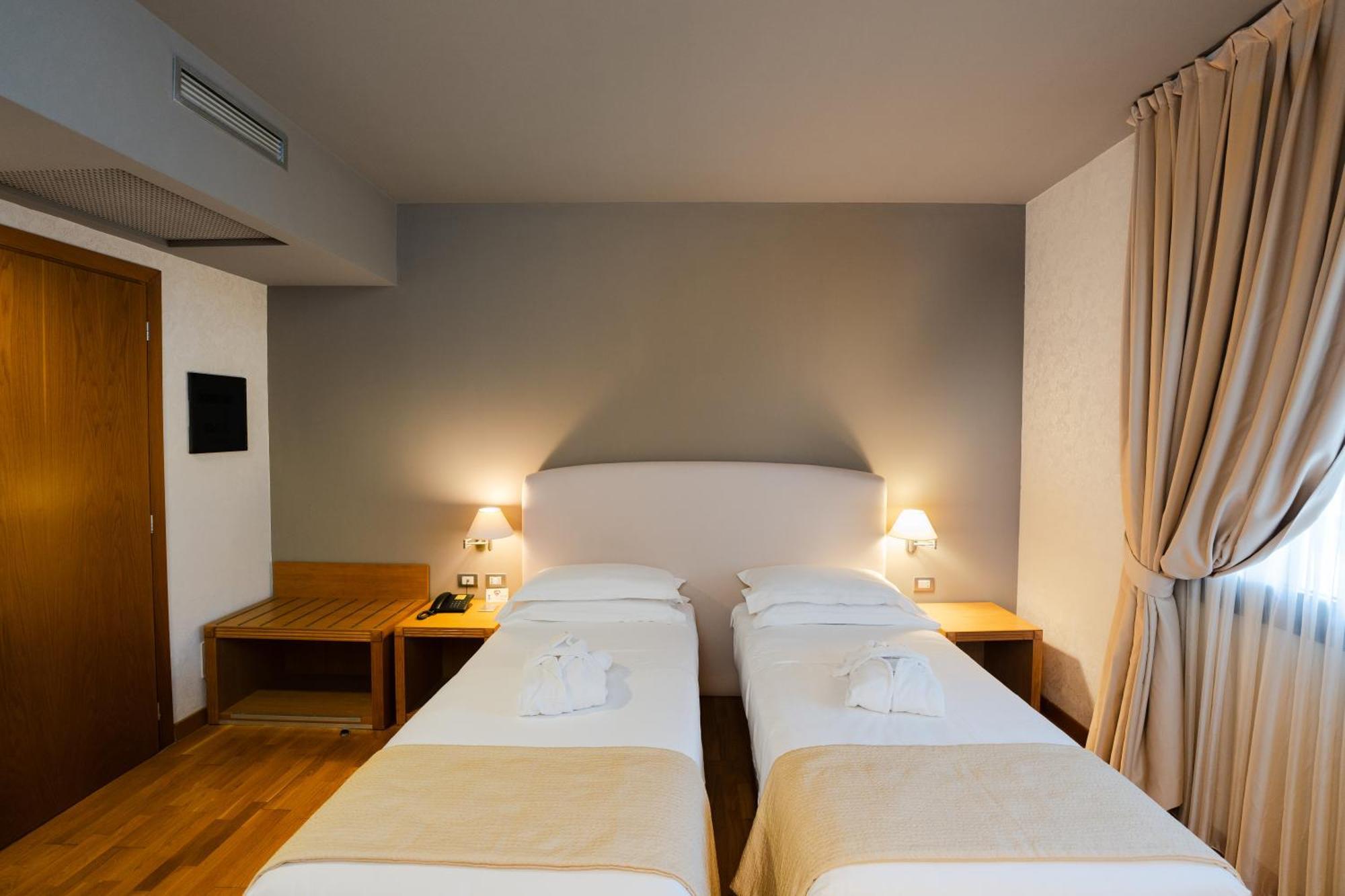 Hotel Touring 카르피 외부 사진