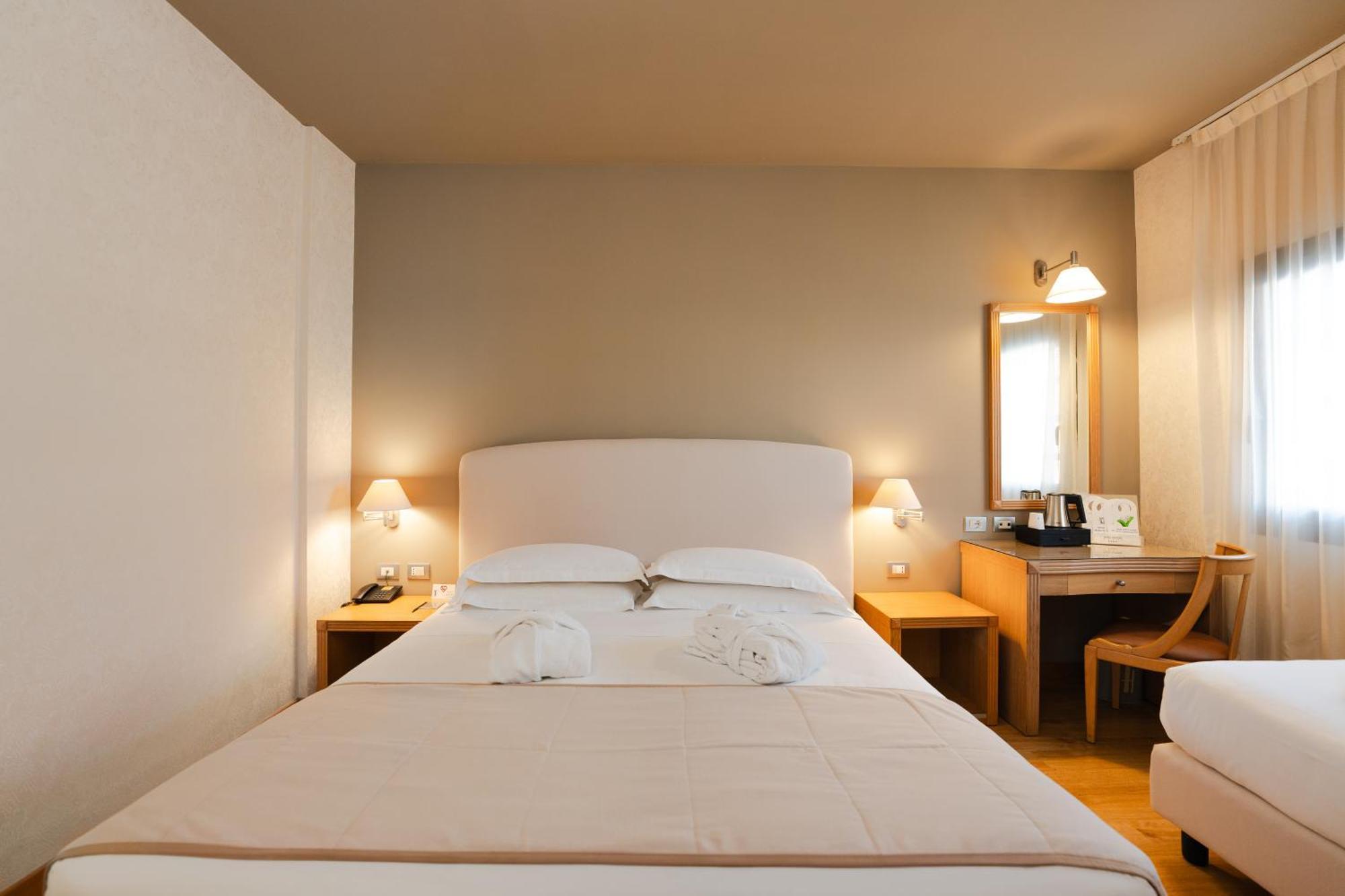 Hotel Touring 카르피 외부 사진