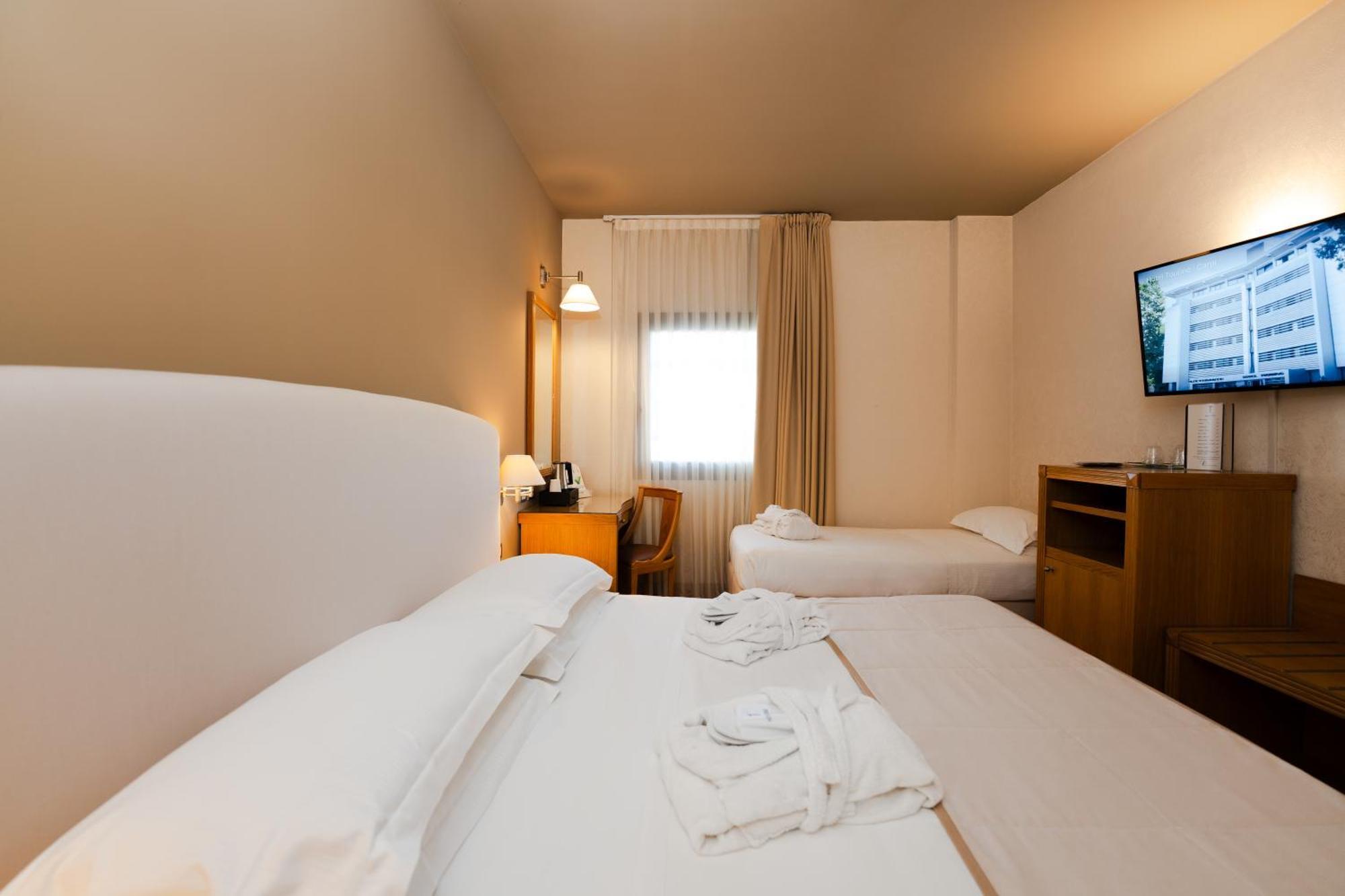 Hotel Touring 카르피 외부 사진