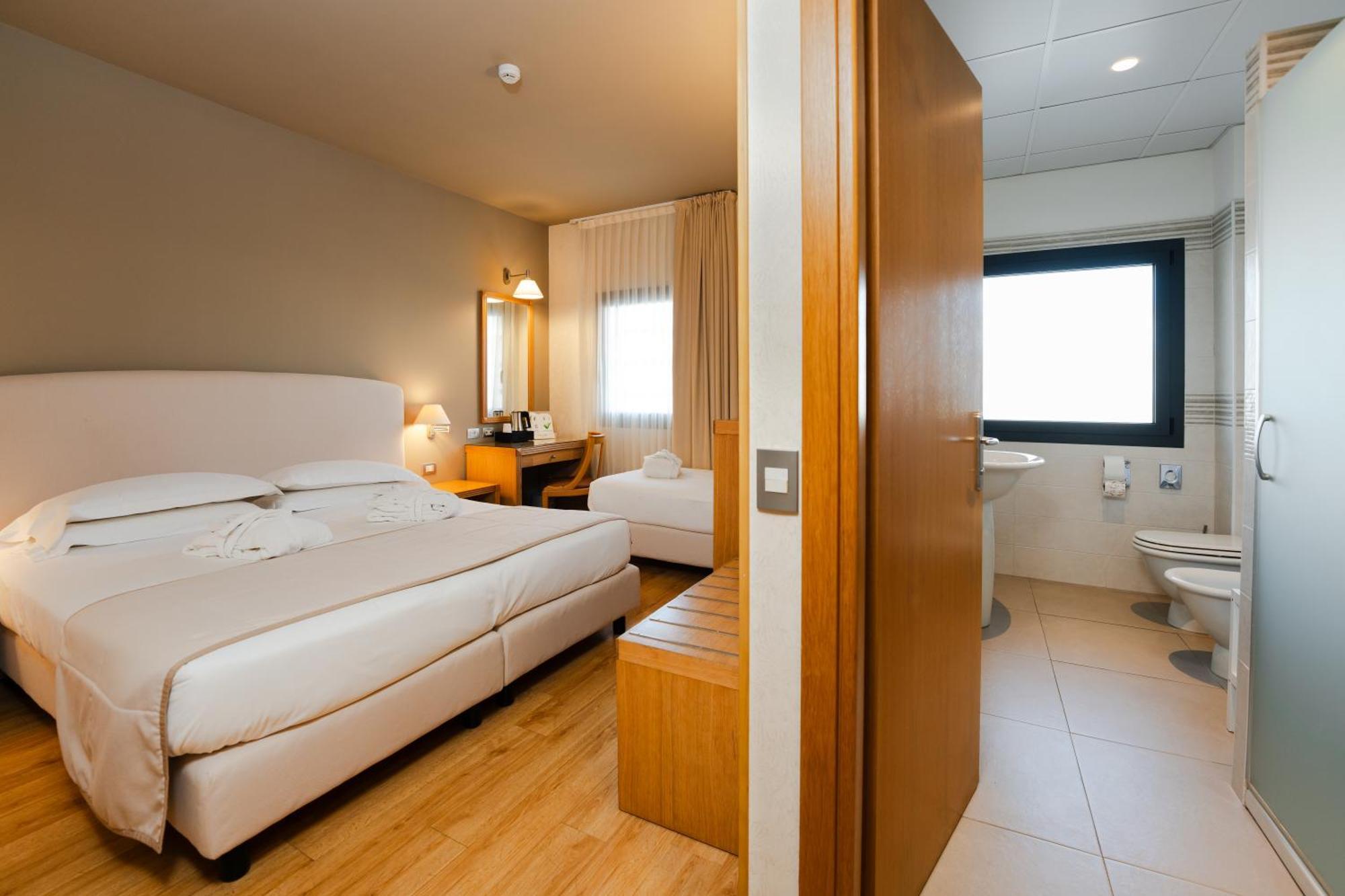 Hotel Touring 카르피 외부 사진