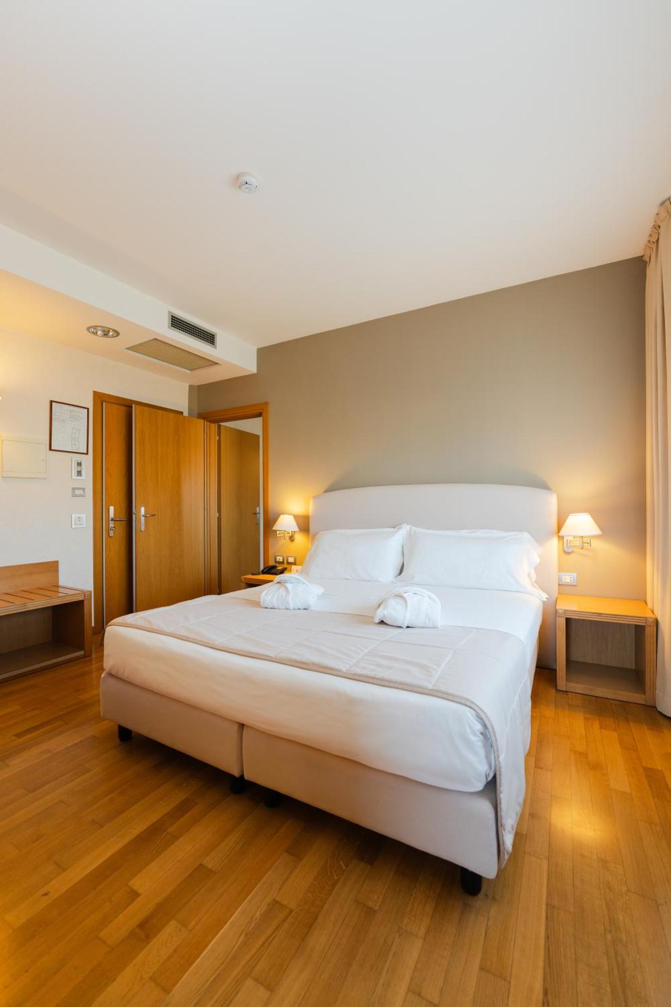 Hotel Touring 카르피 외부 사진
