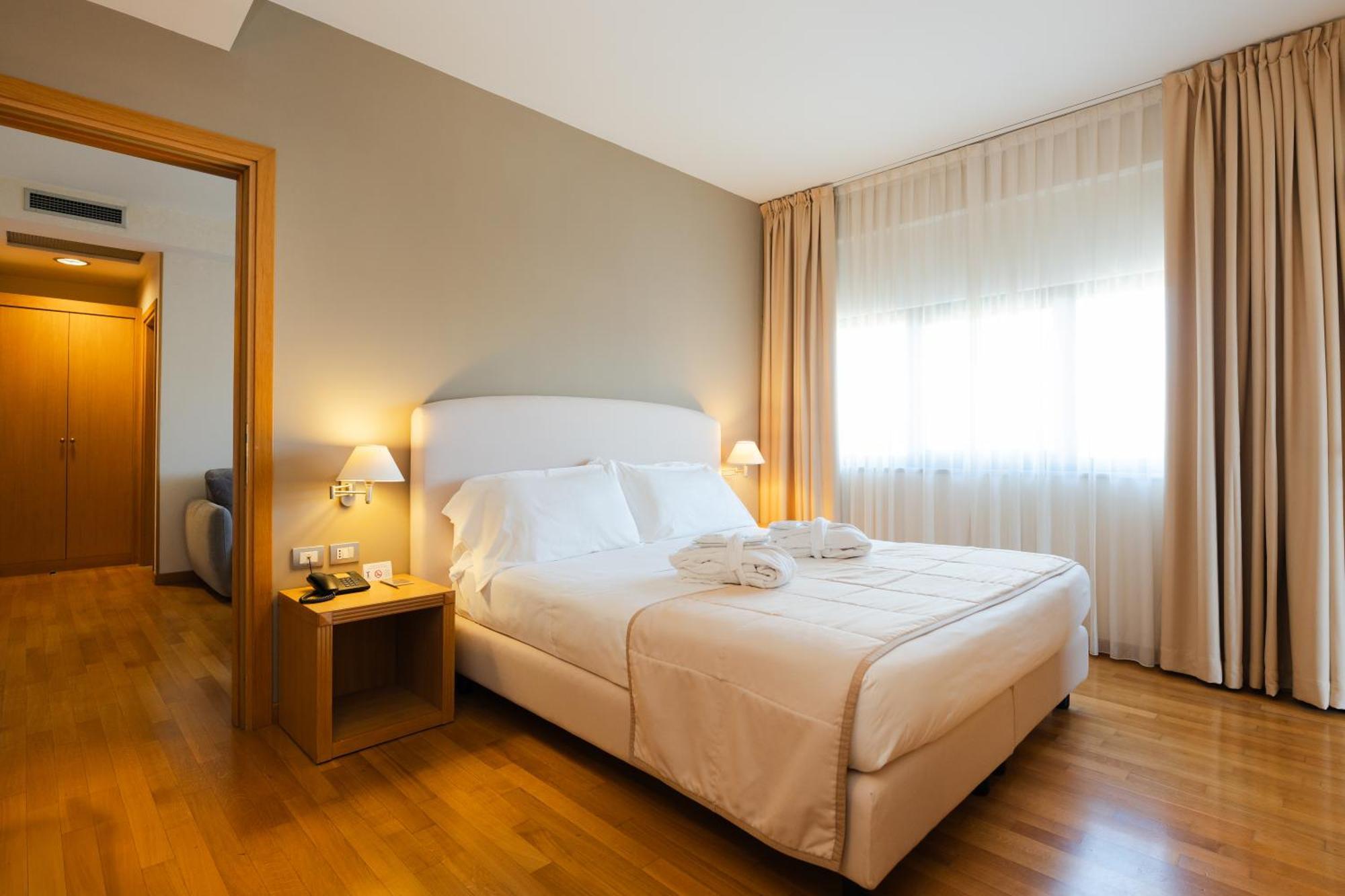 Hotel Touring 카르피 외부 사진